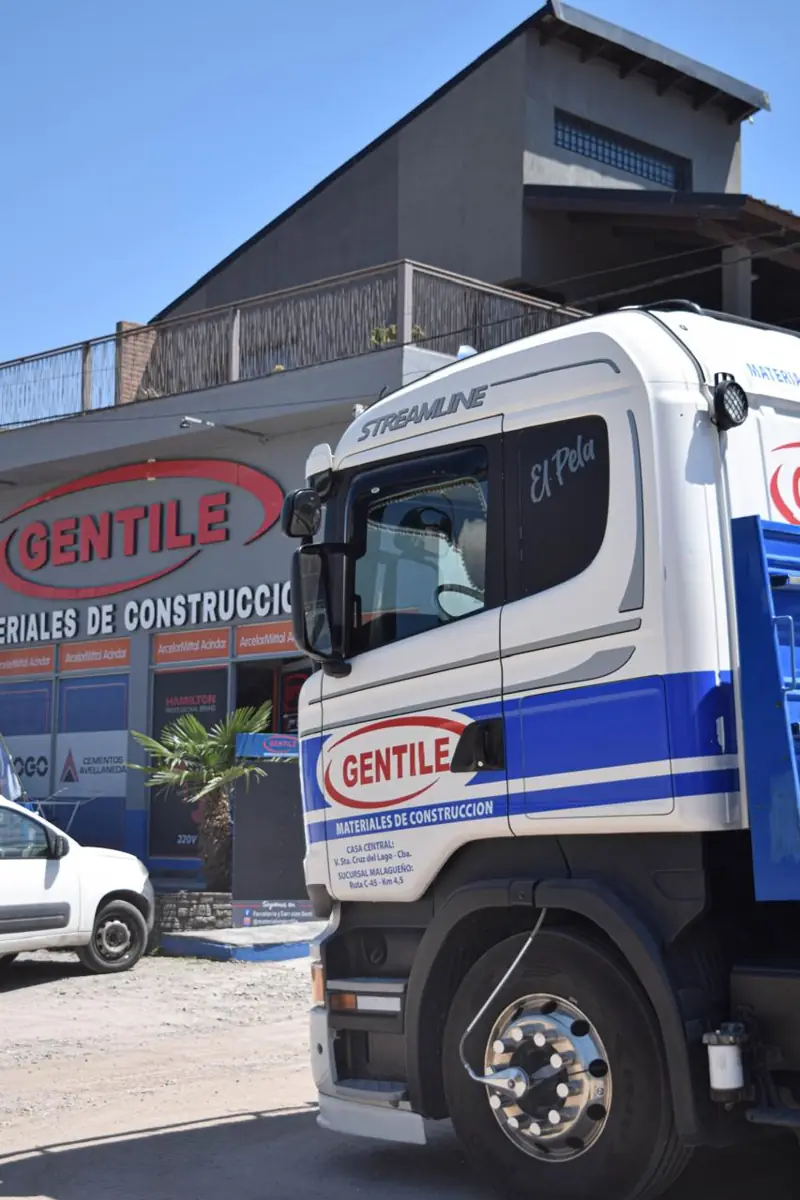 Frente de un local de Gentile con un camión de la empresa estacionado