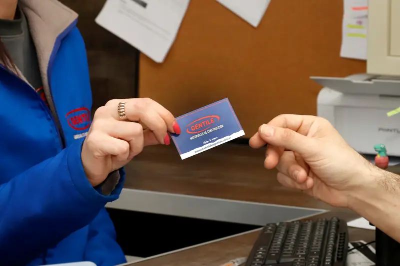 Atención en el mostrador: una empleada de Gentile entrega una tarjeta a un cliente